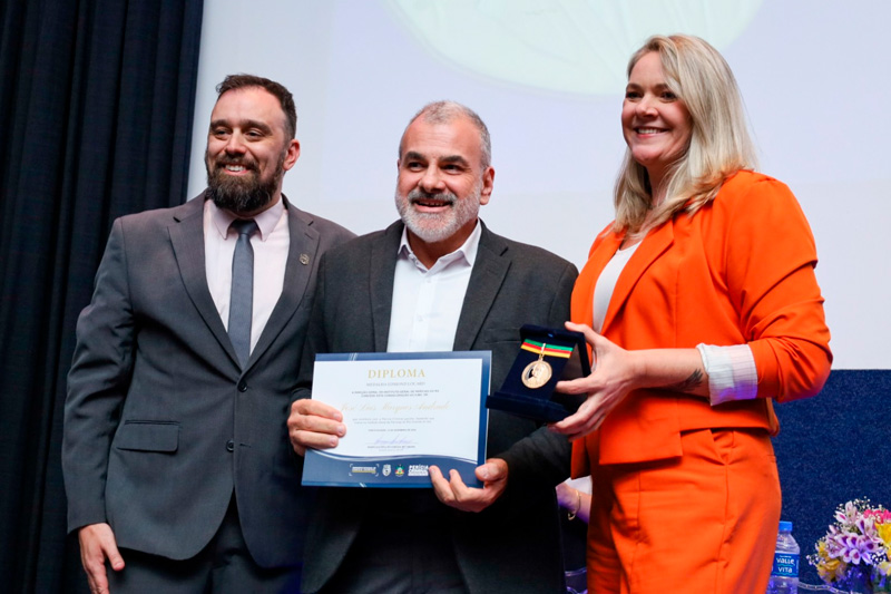 Superintendente de Arquitetura Computacional do Banrisul recebe medalha Edmond Locard em seminrio do IGP-RS