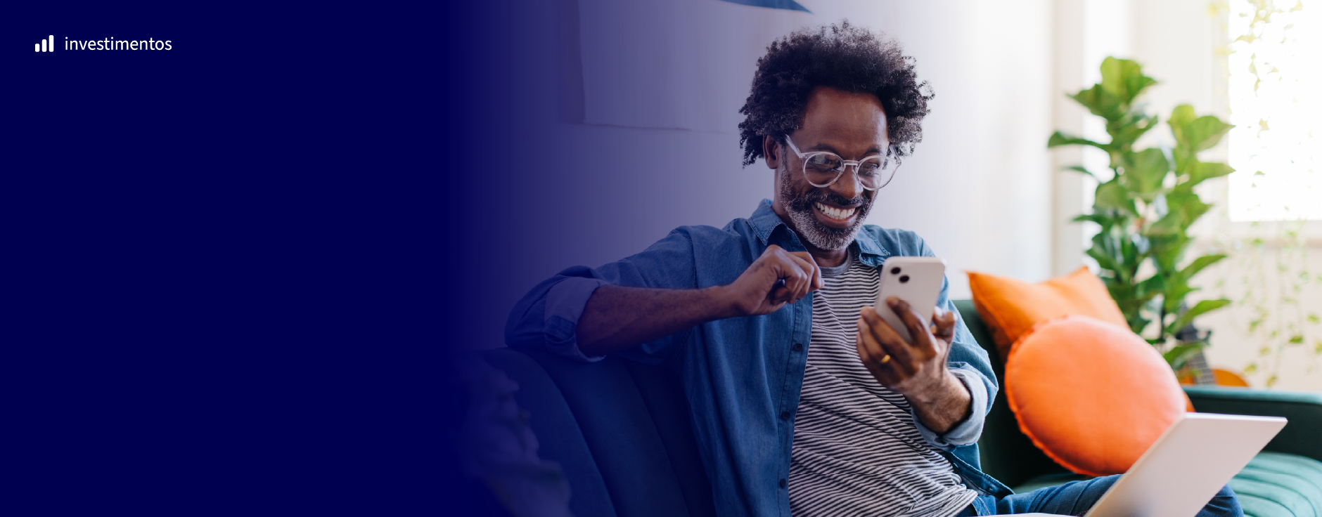 homem sorrindo com smartphone na mo. fundo azul marinho com logomarca do Banrisul