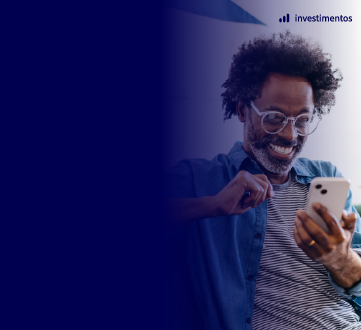 homem sorrindo com smartphone na mo. fundo azul marinho com logomarca do Banrisul