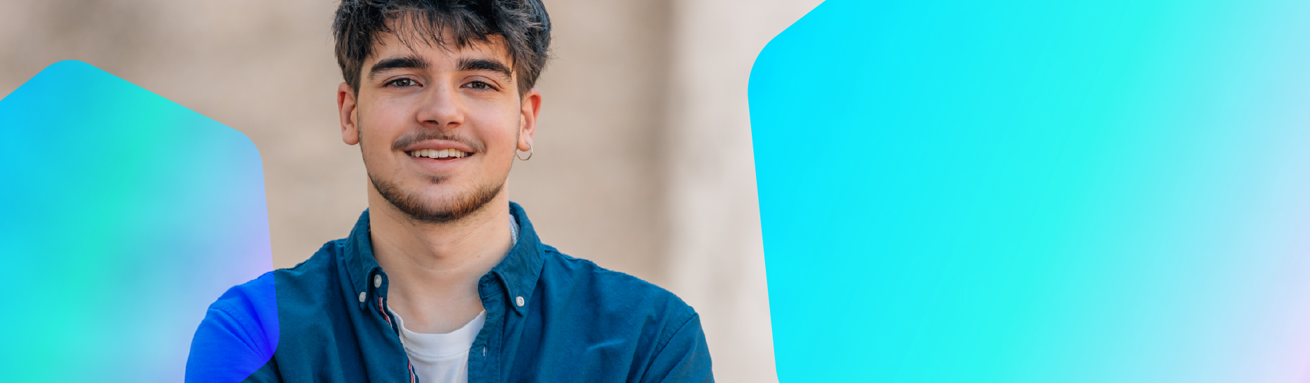 jovem sorrindo fundo de tela fundo azul