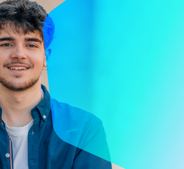 jovem sorrindo fundo de tela fundo azul