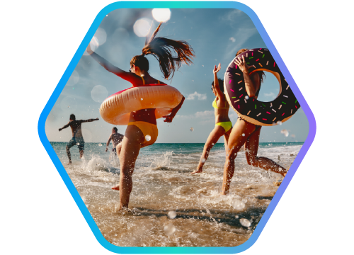 imagem de jovens curtindo o mar com bias coloridas