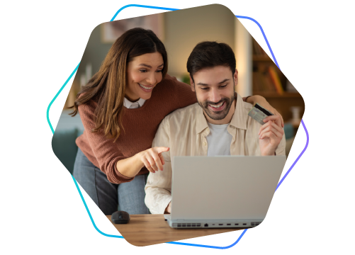 casal feliz em frente a computador com carto na mo