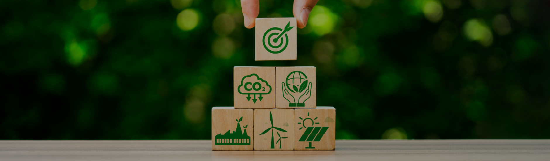 imagem de peas de dados com smbolos de energia renovveis sendo empilhadas