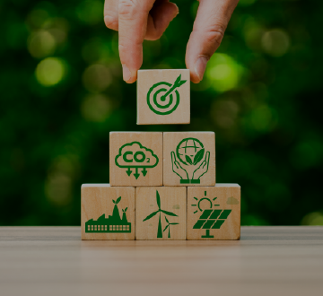 imagem de peas de dados com smbolos de energia renovveis sendo empilhadas