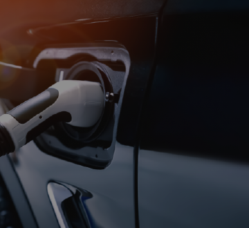 imagem de carro eltrico sendo abastecido com energia eltrica