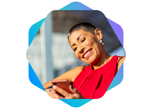 mulher de cabelo bem curto sorrindo mexendo em seu smartphone