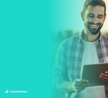 homem em plantao sorrindo mexendo em tablet