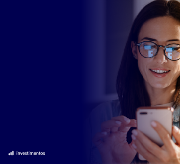 mulher jovem de culos mexendo em smartphone
