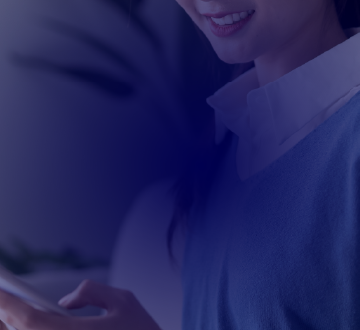 mulher jovem mexendo em smartphone
