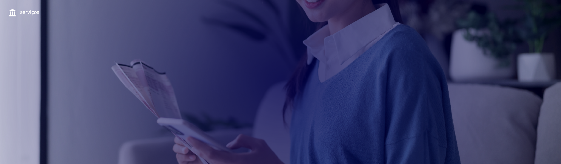mulher jovem mexendo em smartphone