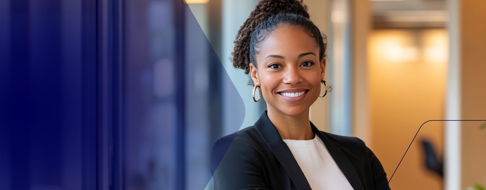 mulher em ambiente de trabalho sorrindo
