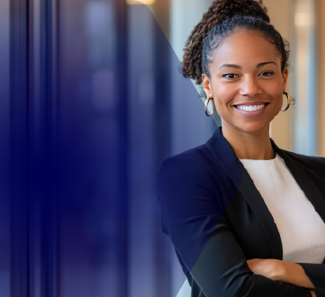 mulher em ambiente de trabalho sorrindo