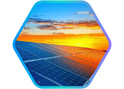 imagem de placas solares e pr do sol ao fundo