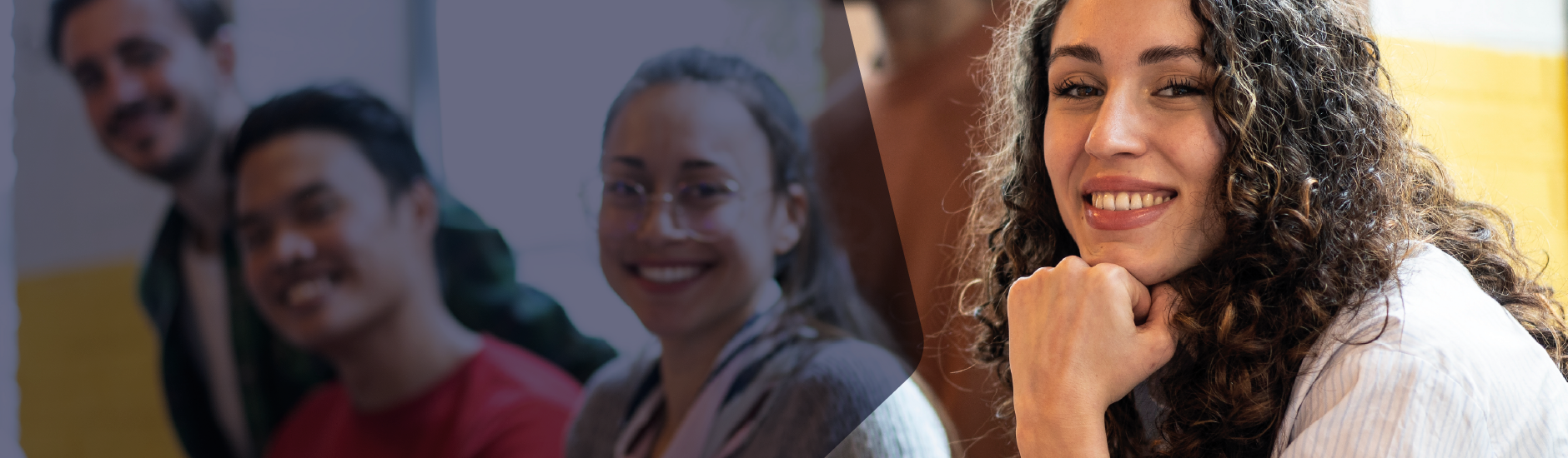 jovens sentado lado a lado e sorrindo