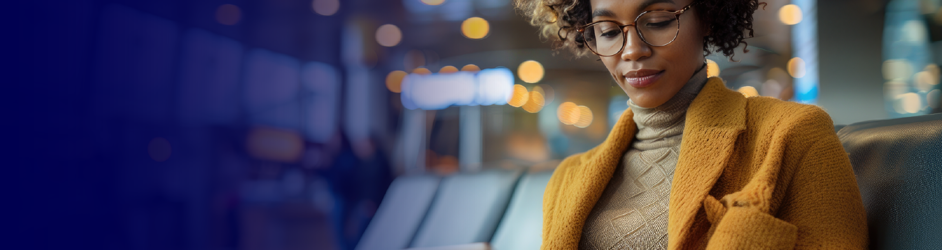 mulher sentada em aeroporto mexendo em tablet