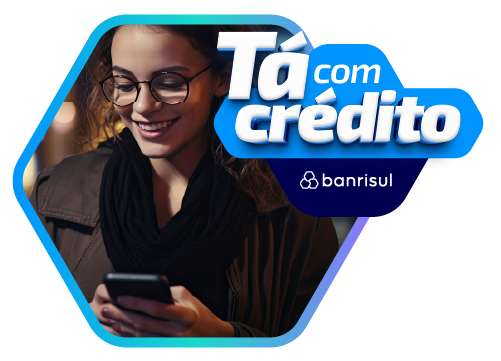 mulher de �culos sorrindo com celular na m�o