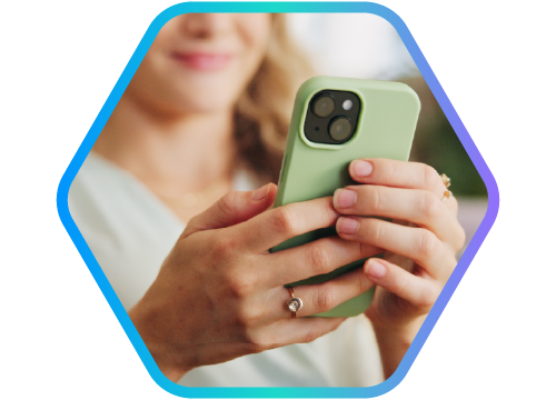 mulher segurando celular
