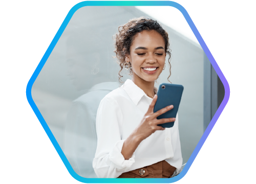 mulher com roupa de executiva segurando celular