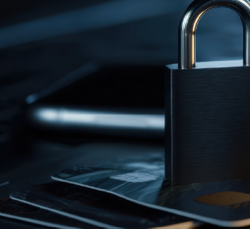 cadeado sobre cartes e celular ao fundo