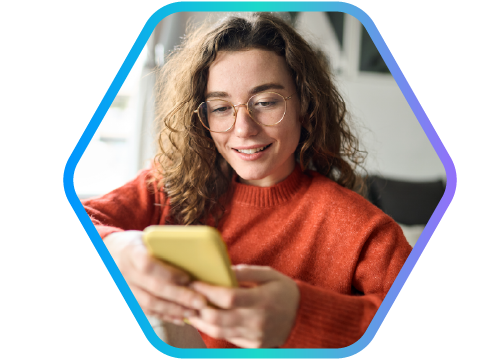 jovem mulher mexendo no celular