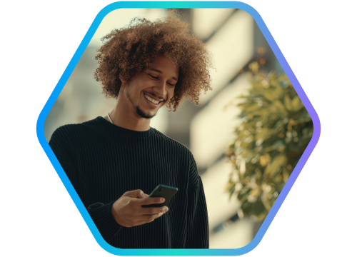 jovem mexendo em celular sorrindo