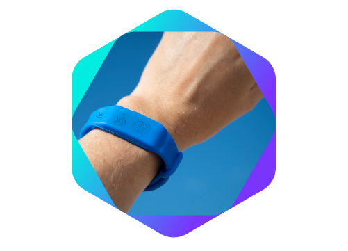 pulseira banrifast azul no pulso