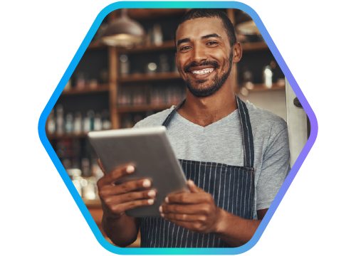 jovem com roupa de atendente em restaurante com tablet na mo sorrindo