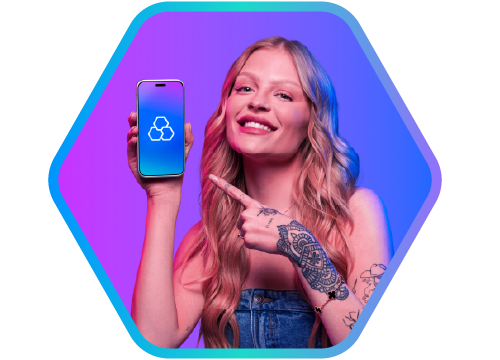 luisa sonza segurando celular com logo banrisul