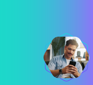 rapaz jovem de bigode sentado no sof com celular na mo olhando para a tela