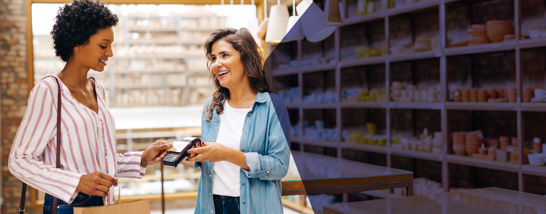 duas mulheres realizando pagamento via contactless com carto.