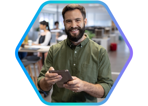 homem com barba sorrido com tablet na mão