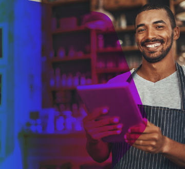 homem com tablet na mo