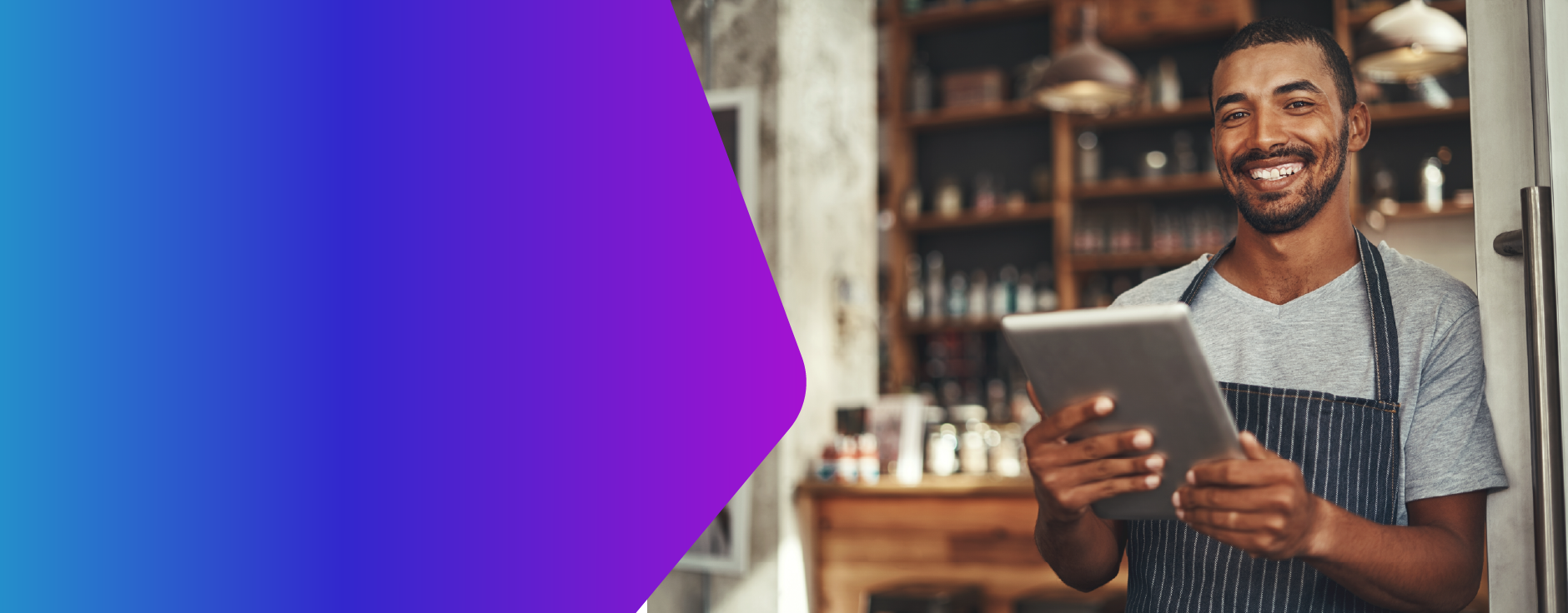 homem com tablet na mo