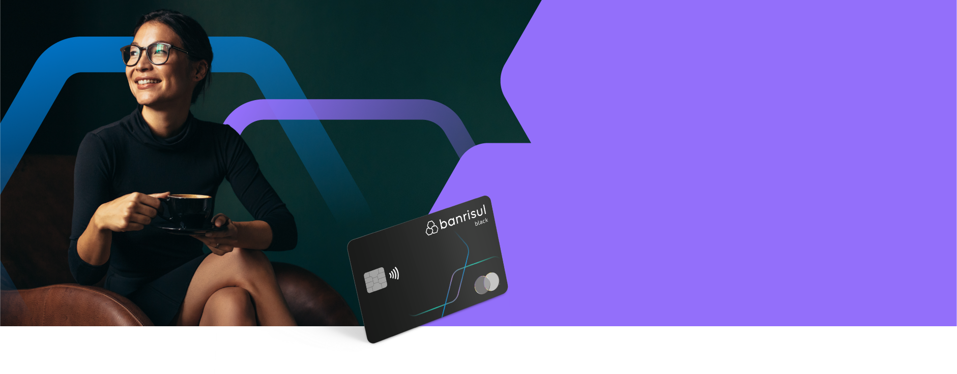 Foto de mulher sentada em uma poltrona com x�cara de caf� nas m�os e cart�o Banrisul Mastercard Black em primeiro plano.