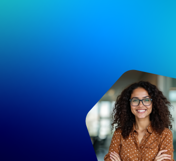 mulher com braos cruzados sorrindo