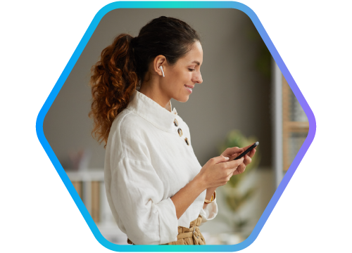 mulher de perfil mexendo em celular e sorrindo