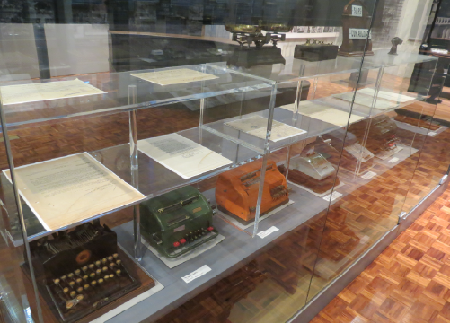 Foto da vitrine central do Espa�o Mem�ria Banrisul