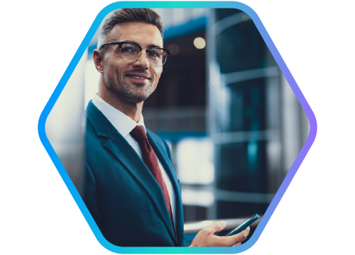 imagem de jovem homem de palet� e gravata com celular na m�o