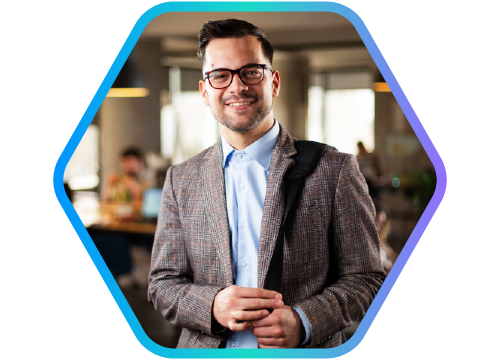 imagem de homem jovem de blazer, �culos e mochila pendurada em seu ombro