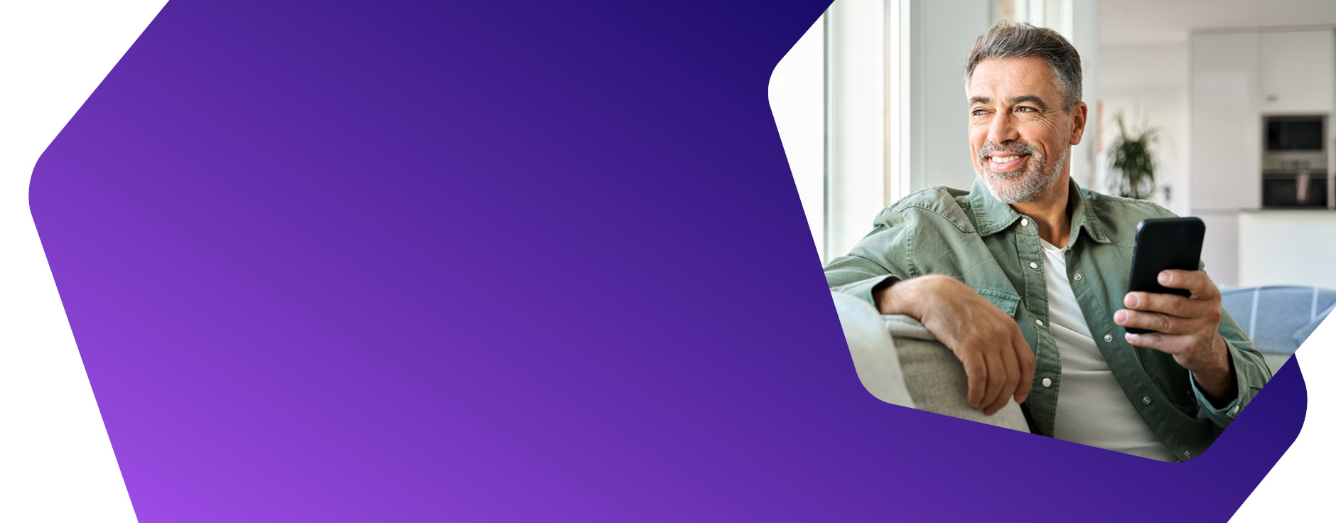 Foto de homem sentado confortavelmente, segurando seu celular em uma das m�os e sorrindo enquanto olha para o horizonte.