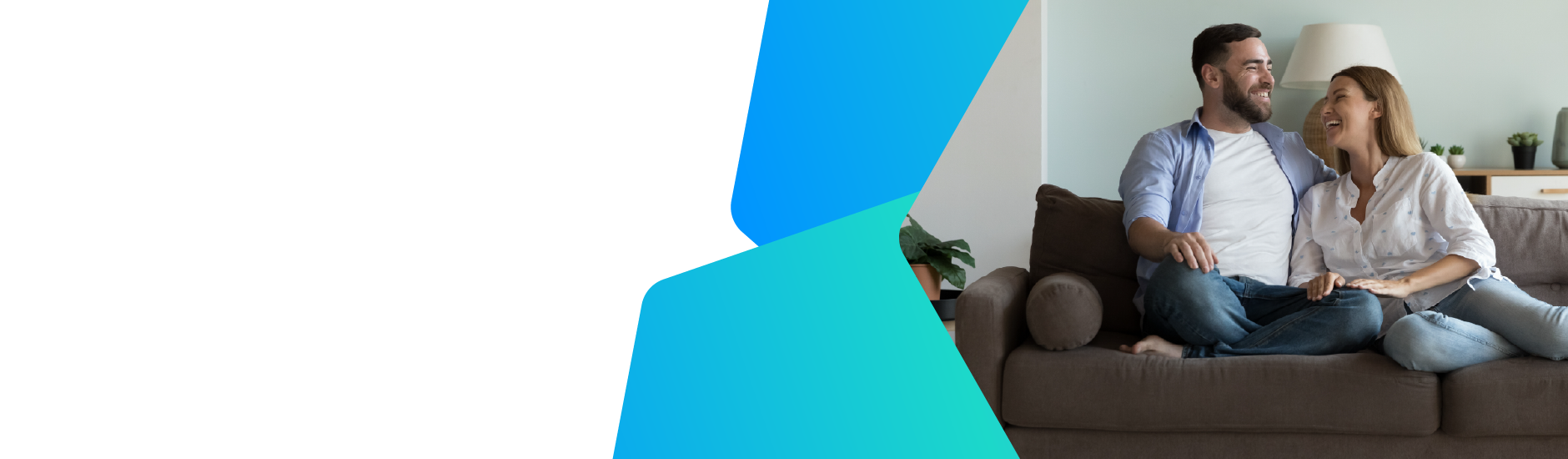 casal abra�ado sentado no sof� sorrindo