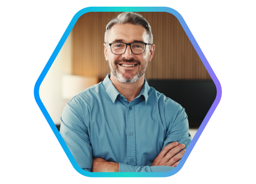 homem em ambiente de trabalho com bra�os cruzados sorrindo