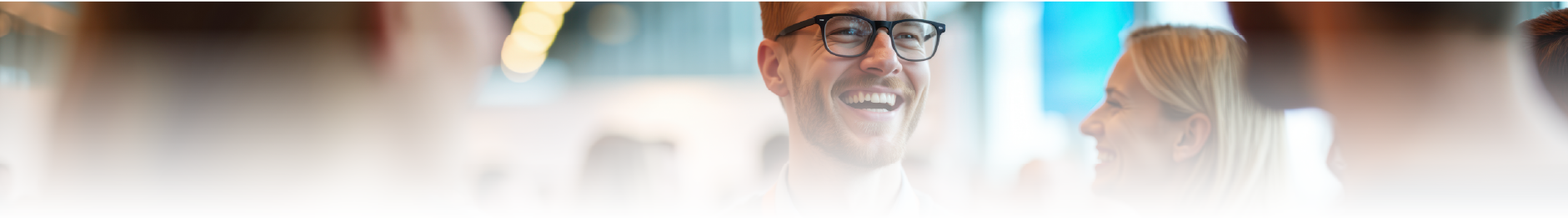 pessoas sorrindo em ambiente de trabalho