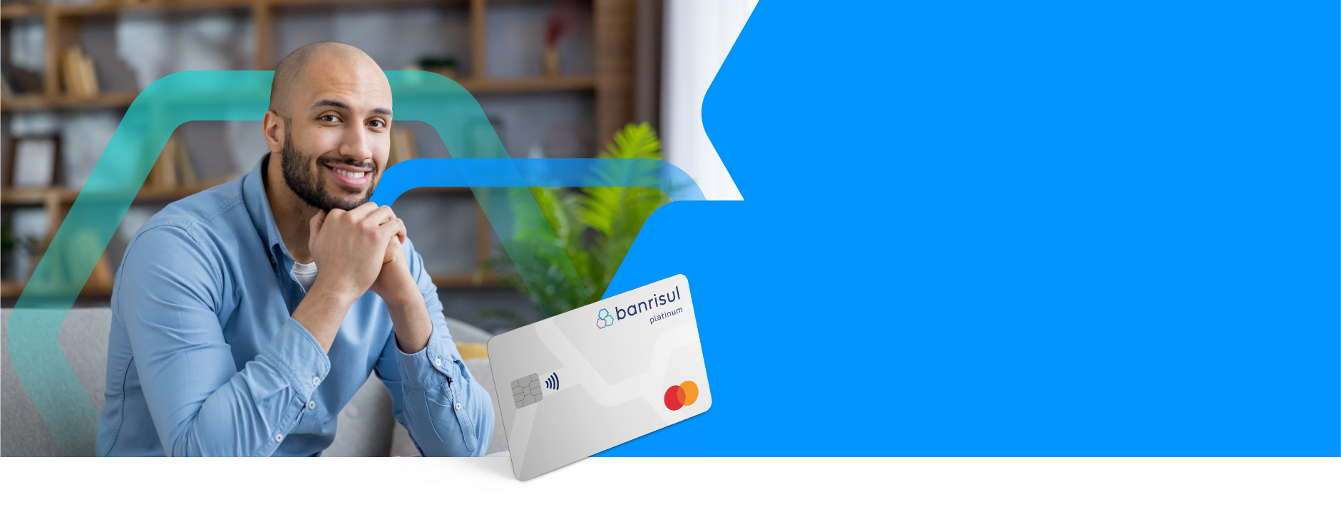 homem sorrindo com as m�os sob o queixo e cart�o mastercard platinum banrisul sobre a imagem