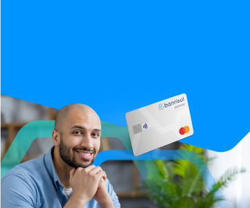 homem sorrindo com as m�os sob o queixo e cart�o mastercard platinum banrisul sobre a imagem