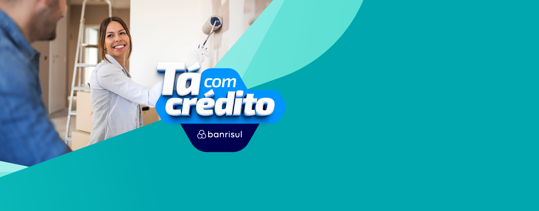imagem de casal sorrindo pintando a parede com lettering da campanha t� com cr�dito