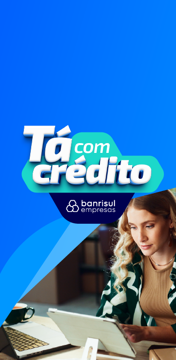 imagem de mulher sentada em frente a tablet e notebook