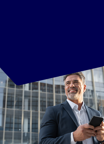 imagem de homem de neg�cios sorrindo, barba grisalha.