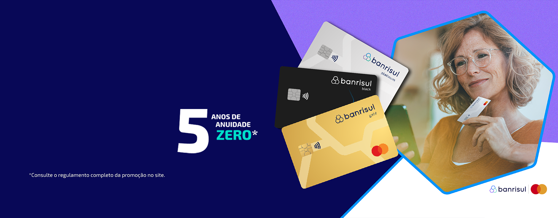 imagem de mulher de oculos com cart�o na m�o e cart�es mastercard black, platinum e gold sobrepostos. Escrito 5 anos de anuidade zero*